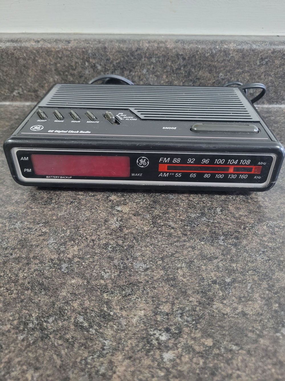 Vintage General Electric AM/FM Digital Alarm Clock Radio Model 7-4614a